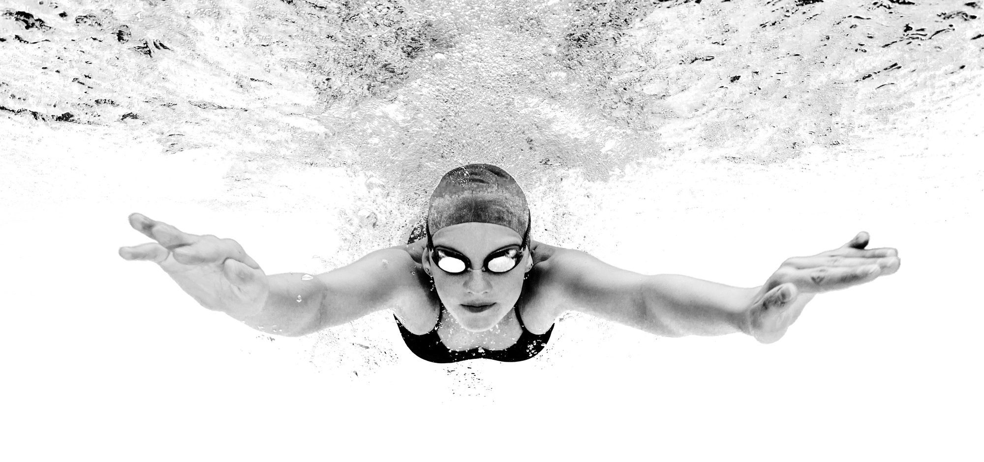 Was ist ein Deep Link Beitragspost Bild - Frau taucht unter Wasser