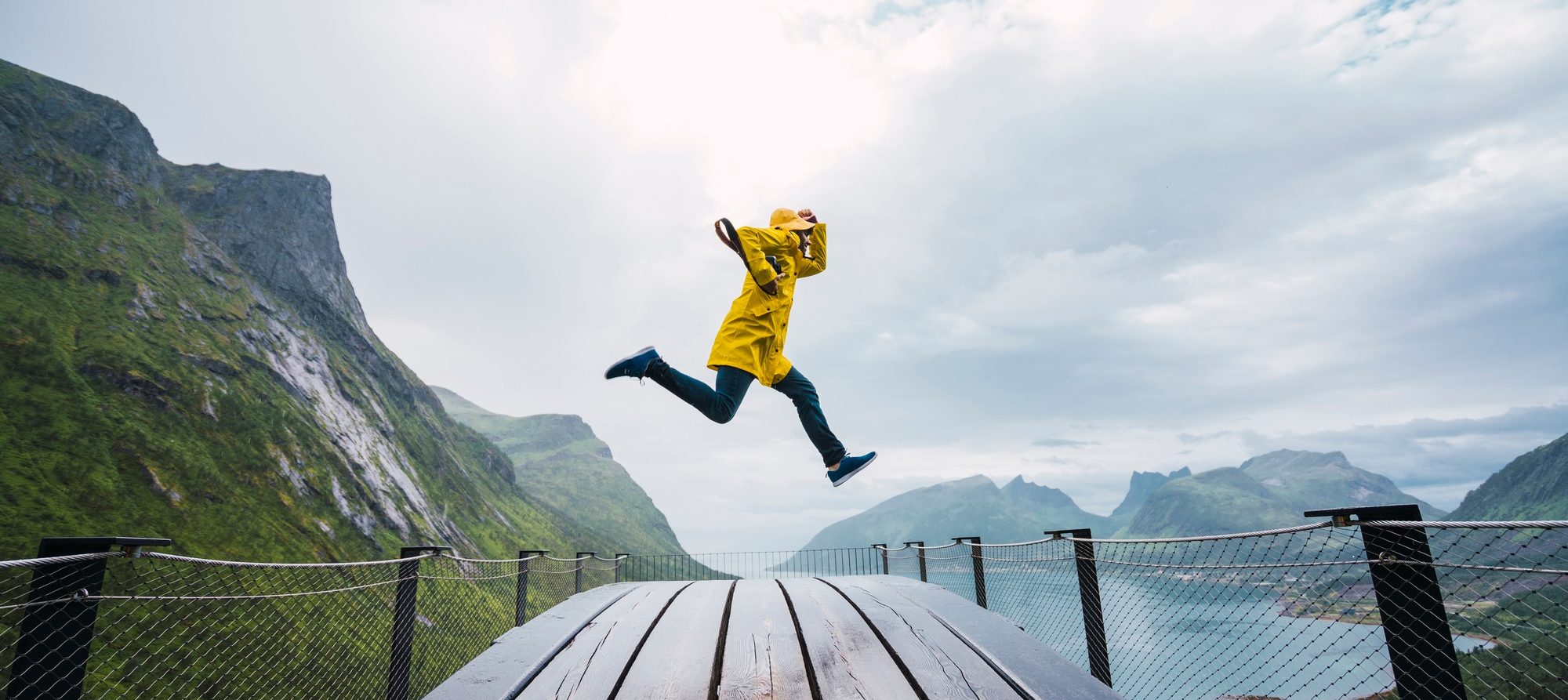 Mann springt auf einem Observationsdeck