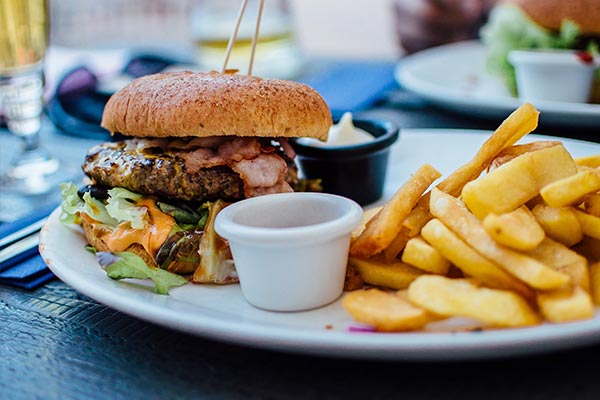 Burger auf dem Teller