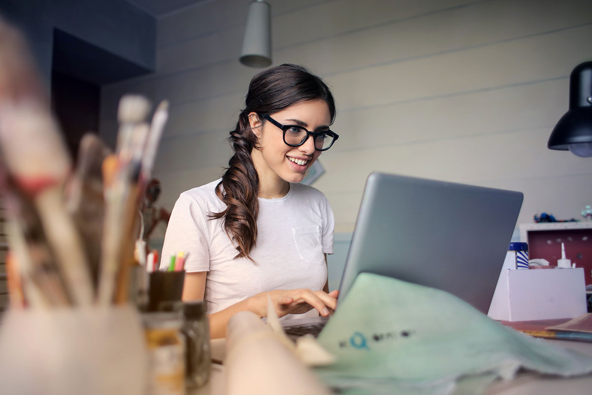 Eine Frau die am Laptop arbeitet