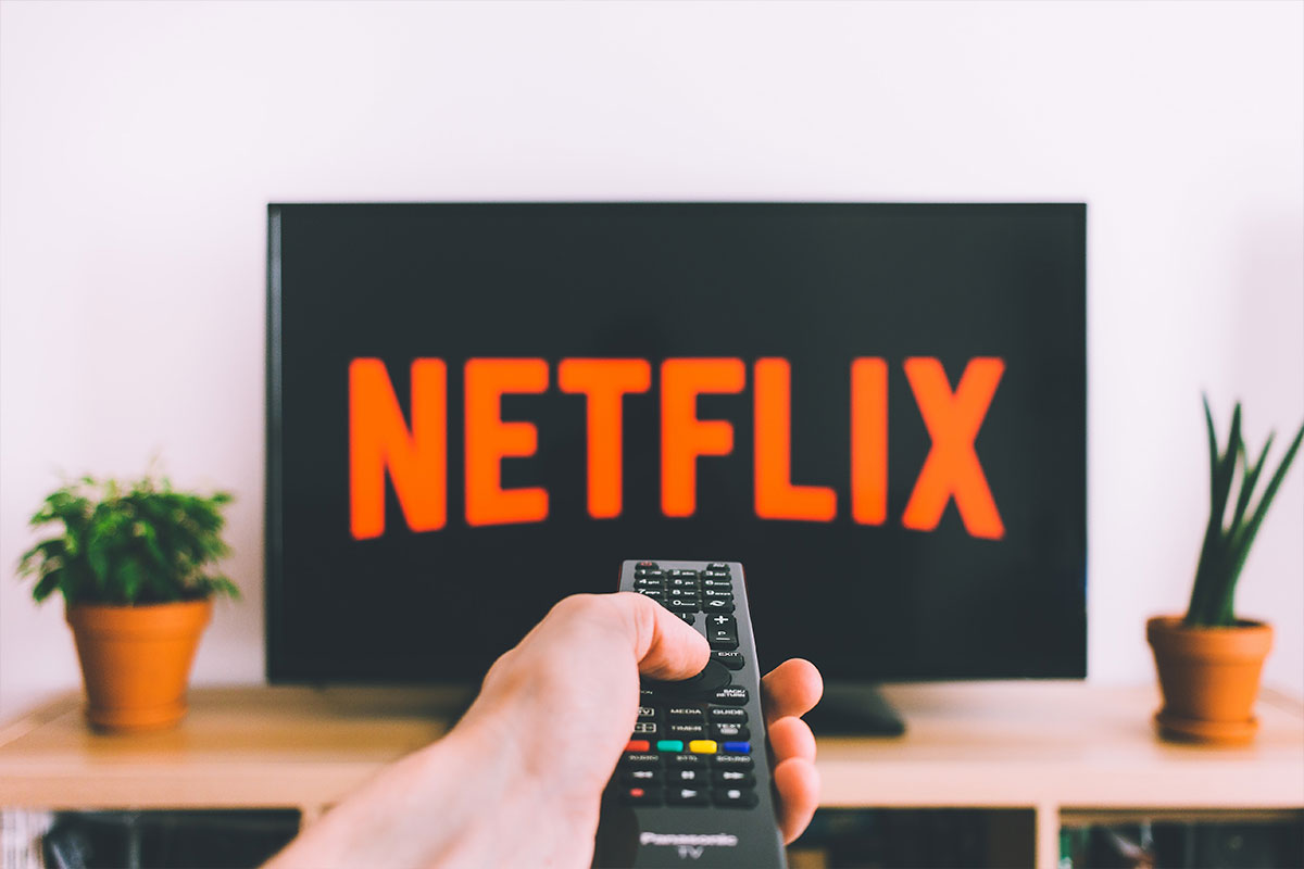 Eine Person die einen Fernseher einschaltet