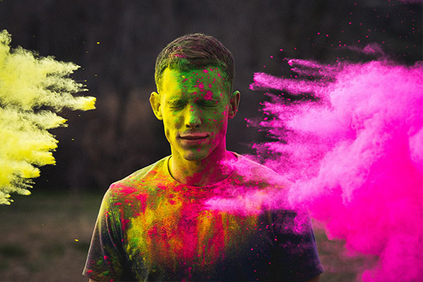 Mann der mit Farbe beworfen wird